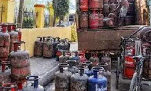 ਮਹਿੰਗਾਈ ਤੋਂ ਵੱਡੀ ਰਾਹਤ, LPG ਸਿਲੰਡਰ ਹੋਇਆ ਸਸਤਾ, ਜਾਣੋ ਵੱਖ-ਵੱਖ ਥਾਵਾਂ ਦੇ ਰੇਟ