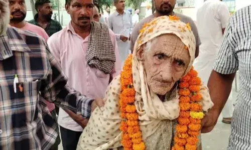 ਵੋਟ ਭੁਗਤਾਉਣ ਆਈ 103 ਸਾਲ ਦੀ ਬਜ਼ੁਰਗ ਮਾਤਾ ਤੇ ਕੀਤੀ ਫੁੱਲਾਂ ਦੀ ਵਰਖਾ