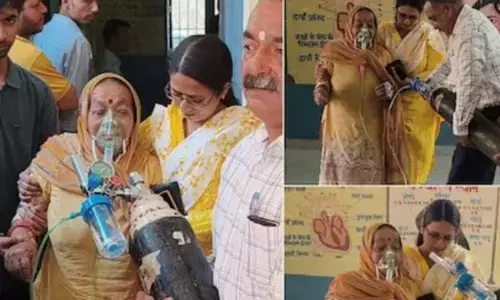 ਹੌਂਸਲਾ ਬੁਲੰਦ: ਪੋਲਿੰਗ ਬੂਥ ਤੇ ਮਾਸਕ ਤੇ ਆਕਸੀਜਨ ਸਿਲੰਡਰ ਲੈ ਕੇ ਪਹੁੰਚੀ 72 ਸਾਲਾ ਮਹਿਲਾ