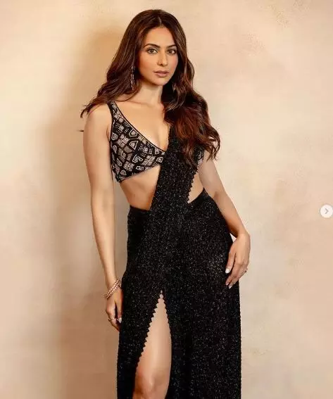 ਬਲੈਕ ਸਾੜ੍ਹੀ ਚ ਰਕੁਲ ਪ੍ਰੀਤ ਸਿੰਘ ਦੀ ਰੁਮਾਂਟਿਕ ਲੁੱਕ, ਫੈਨਜ਼ ਨੇ ਕੀਤੇ ਕੁਮੈਂਟ, ਦੇਖੋ ਤਸਵੀਰਾਂ