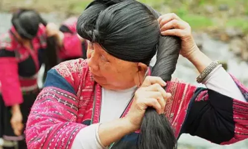 ਚਿੱਟੇ ਵਾਲਾਂ ਨੂੰ ਕਾਲੇ ਕਰਨ ਲਈ ਅਪਣਾਓ ਇਹ ਟਿੱਪਸ