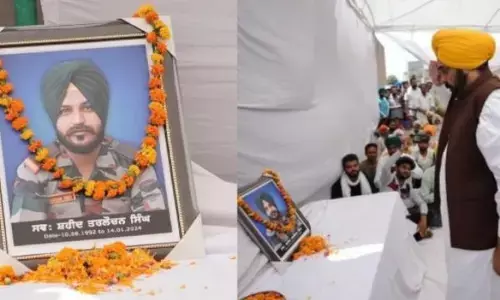 ਸ਼ਹੀਦ ਤਰਲੋਚਨ ਸਿੰਘ ਦੇ ਘਰ ਪੁੱਜੇ CM ਮਾਨ ,ਪਰਿਵਾਰ ਨੂੰ ਸੌਂਪਿਆ ਇਕ ਕਰੋੜ ਰੁਪਏ ਦਾ ਚੈੱਕ