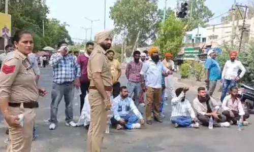 ਟਰੈਵਲ ਏਜੰਟ ਵੱਲੋਂ NRI ਮਹਿਲਾ ਨਾਲ 7 ਲੱਖ ਦੀ ਠੱਗੀ, ਪੀੜਤ ਪਰਿਵਾਰ ਨੇ ਲਗਾਇਆ ਧਰਨਾ