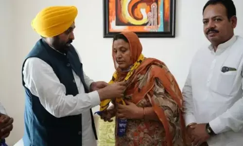 ਅਕਾਲੀ ਉਮੀਦਵਾਰ ਸੁਰਜੀਤ ਕੌਰ AAP ਚ ਸ਼ਾਮਿਲ