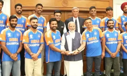 Team India: PM ਮੋਦੀ ਨਾਲ ਵਿਸ਼ਵ ਜੇਤੂ ਭਾਰਤੀ ਟੀਮ, ਹੋਇਆ ਹਾਸਾ ਮਜ਼ਾਕ,  ਟਰਾਫੀ ਨਾਲ  ਤਸਵੀਰ