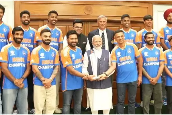 Team India: PM ਮੋਦੀ ਨਾਲ ਵਿਸ਼ਵ ਜੇਤੂ ਭਾਰਤੀ ਟੀਮ, ਹੋਇਆ ਹਾਸਾ ਮਜ਼ਾਕ,  ਟਰਾਫੀ ਨਾਲ  ਤਸਵੀਰ