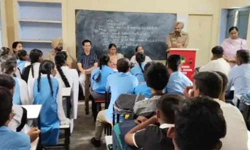 18 ਸਾਲ ਤੋਂ ਘੱਟ ਉਮਰ ਵਾਲੇ ਵਿਦਿਆਰਥੀਆਂ ਨੂੰ ਵਾਹਨ ਨਾ ਚਲਾਉਣ ਬਾਰੇ ਕੀਤਾ ਜਾਗਰੂਕ