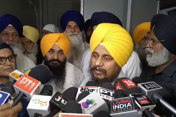 ਅੰਮ੍ਰਿਤਪਾਲ ਨੂੰ ਜੇਲ੍ਹ ’ਚ ਰੱਖਣਾ ਲੋਕ ਫਤਵੇ ਦਾ ਨਿਰਾਦਰ : ਗਿਆਨੀ ਹਰਪ੍ਰੀਤ ਸਿੰਘ ਅੰਮ੍ਰਿਤਪਾਲ ਨੂੰ ਜੇਲ੍ਹ ’ਚ ਰੱਖਣਾ ਲੋਕ ਫਤਵੇ ਦਾ ਨਿਰਾਦਰ : ਗਿਆਨੀ ਹਰਪ੍ਰੀਤ ਸਿੰਘ