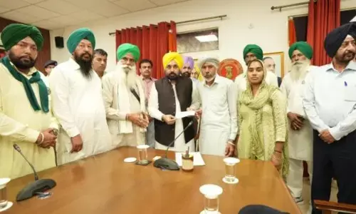 CM ਮਾਨ ਤੇ ਕਿਸਾਨਾਂ ਵਿਚਾਲੇ ਹੋਈ ਮੀਟਿੰਗ, ਸ਼ਹੀਦ ਸ਼ੁੱਭਕਰਨ ਦੇ ਪਰਿਵਾਰ ਨੂੰ ਦਿੱਤਾ 1 ਕਰੋੜ ਰੁਪਏ ਦਾ ਚੈੱਕ