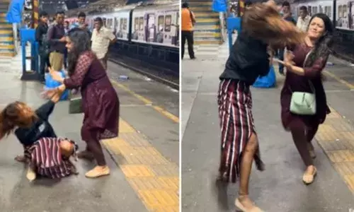 ਰੇਲਵੇ ਸਟੇਸ਼ਨ ਤੇ ਕੁੜੀ ਨੇ ਕੀਤਾ ਅਜਿਹਾ ਡਾਂਸ, ਗੁੱਸੇ ‘ਚ ਆਈ ਮਹਿਲਾ ਨੇ ਫੜ ਕੇ ਚੰਭਿਆ, ਵੀਡੀਓ ਵਾਇਰਲ