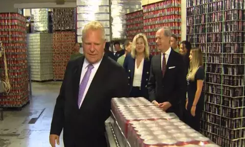 ਉਨਟਾਰੀਓ ਦੇ ਪ੍ਰੀਮੀਅਰ ਨੇ ਐਲ.ਸੀ.ਬੀ.ਓ. ਦਾ ਪੱਖ ਪੂਰਿਆ