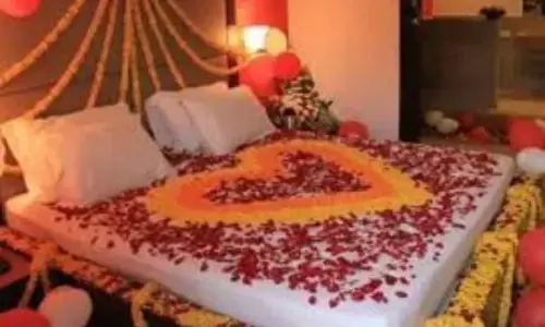 ਰੈਸਟੋਰੈਂਟ ਚ ਪਤੀ-ਪਤਨੀ ਨੇ ਸਾਰਿਆਂ ਦੇ ਸਾਹਮਣੇ ਮਨਾਈ ਸੁਹਾਗਰਾਤ