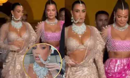 ਨੱਕ ਚ ਨੱਥ, ਮੱਥੇ ਤੇ ਟਿੱਕੇ ਨਾਲ ਖੂਬਸੂਰਤ ਲੱਗ ਰਹੀਆਂ ਕਾਰਦਸ਼ੀਅਨ ਭੈਣਾਂ, ਫੈਨਜ਼ ਦੇ ਧੜਕੇ ਦਿੱਲ ਨੱਕ ਚ ਨੱਥ, ਮੱਥੇ ਤੇ ਟਿੱਕੇ ਨਾਲ ਖੂਬਸੂਰਤ ਲੱਗ ਰਹੀਆਂ ਕਾਰਦਸ਼ੀਅਨ ਭੈਣਾਂ, ਫੈਨਜ਼ ਦੇ ਧੜਕੇ ਦਿੱਲ