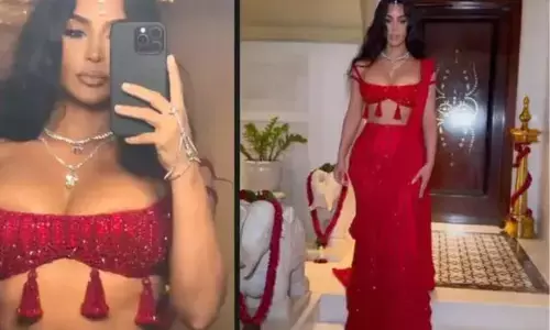 ਪਹਿਲੀ ਵਾਰ ਖੁਦ ਨੂੰ ਦੇਸੀ ਲੁੱਕ ਚ ਦੇਖ ਕੇ ਨਜ਼ਰਾਂ ਨਹੀਂ ਹਟਾ ਸਕੀ ਕਿਮ ਕਾਰਦਾਸ਼ੀਅਨ, ਸ਼ੀਸ਼ੇ ਦੇ ਸਾਹਮਣੇ ਝੂਮਦੀ ਆਈ ਨਜ਼ਰ ਪਹਿਲੀ ਵਾਰ ਖੁਦ ਨੂੰ ਦੇਸੀ ਲੁੱਕ ਚ ਦੇਖ ਕੇ ਨਜ਼ਰਾਂ ਨਹੀਂ ਹਟਾ ਸਕੀ ਕਿਮ ਕਾਰਦਾਸ਼ੀਅਨ, ਸ਼ੀਸ਼ੇ ਦੇ ਸਾਹਮਣੇ ਝੂਮਦੀ ਆਈ ਨਜ਼ਰ