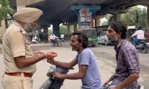 ਟ੍ਰੈਫਿਕ ਨਿਯਮਾਂ ਬਾਰੇ ਸੁਚੇਤ ਕਰਨ ਲਈ ਵੰਡੇ ਬਦਾਮ