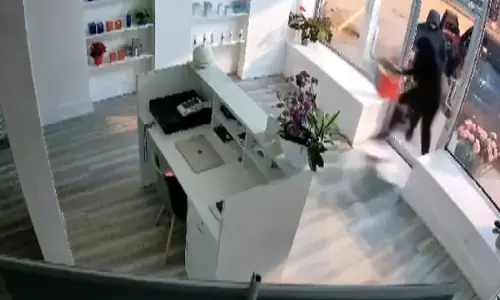 ਕੈਨੇਡਾ ਵਿਚ ਮੁਸਲਮਾਨ ਔਰਤ ਦਾ ਕਾਰੋਬਾਰ ਦੂਜੀ ਵਾਰ ਅੱਗ ਲਾ ਕੇ ਸਾੜਿਆ