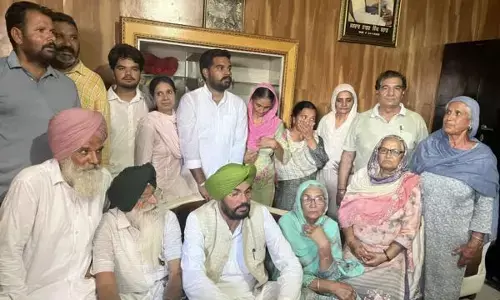 ਮੰਤਰੀ ਕੁਲਦੀਪ ਧਾਲੀਵਾਲ ਨੇ NRI  ਪਰਿਵਾਰ ਨਾਲ ਕੀਤੀ ਮੁਲਾਕਾਤ