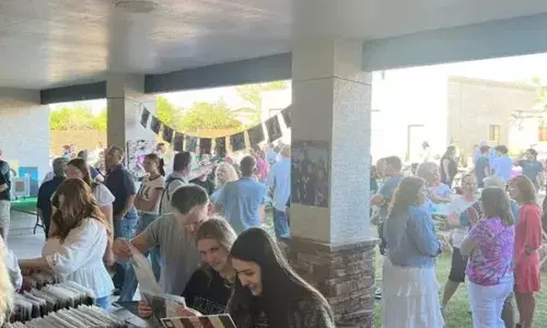 ਪਤੀ ਦੇ ਅੰਤਿਮ ਸੰਸਕਾਰ ਤੇ ਇਕ ਆਲੀਸ਼ਾਨ ਪਾਰਟੀ ਦਾ ਆਯੋਜਨ, ਵੰਡੇ ਤੋਹਫੇ