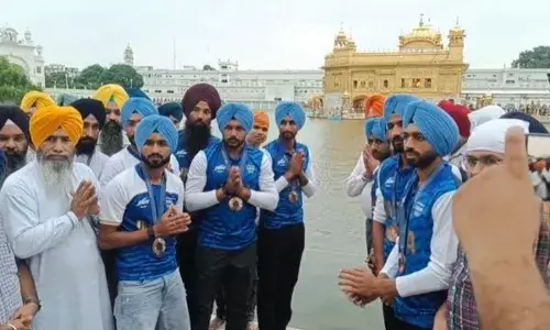 ਪੰਜਾਬ ਦੇ ਹਾਕੀ ਖਿਡਾਰੀਆਂ ਨੇ ਸ੍ਰੀ ਹਰਿਮੰਦਰ ਸਾਹਿਬ ਵਿਖੇ ਮੱਥਾ ਟੇਕਿਆ