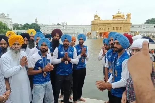 ਪੰਜਾਬ ਦੇ ਹਾਕੀ ਖਿਡਾਰੀਆਂ ਨੇ ਸ੍ਰੀ ਹਰਿਮੰਦਰ ਸਾਹਿਬ ਵਿਖੇ ਮੱਥਾ ਟੇਕਿਆ