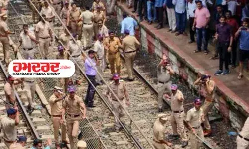 ਮਹਾਰਾਸ਼ਟਰ ਚ ਜਿਨਸੀ ਸ਼ੋ-ਸ਼ਣ ਦਾ ਮਾਮਲਾ, ਲੋਕ ਸੜਕਾਂ ਤੇ ਉਤਰੇ