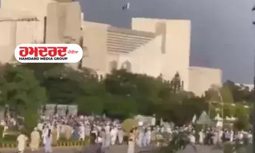 ਪਾਕਿਸਤਾਨ ਚ ਹਜ਼ਾਰਾਂ ਲੋਕ ਸੁਪਰੀਮ ਕੋਰਟ ਚ ਦਾਖਲ, ਤੋ-ੜੀਆਂ ਰੋਕਾਂ