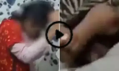 ਪਤੀ ਨੇ ਪੁਲਸੀਏ ਨਾਲ ਸਰੀਰਕ ਸਬੰਧ ਬਣਾਉਂਦੀ ਪਤਨੀ ਫੜੀ, ਦੇਖੋ ਵੀਡੀਓ