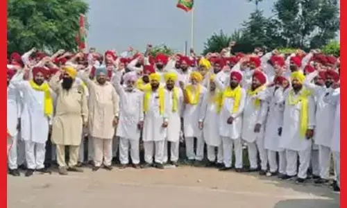 ਕਿਸਾਨਾਂ ਨੇ ਚੰਡੀਗੜ੍ਹ ਸੈਕਟਰ 34 ਵਿਚ ਗੱਡ ਦਿੱਤੇ ਮੋਰਚੇ ਦੇ ਝੰਡੇ