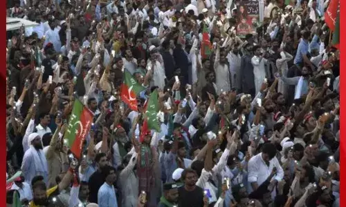 ਪਾਕਿਸਤਾਨ ਹਾਈ ਅਲਰਟ ਤੇ, ਵੱਡੇ ਪੱਧਰ ਤੇ ਵਿਰੋਧ ਪ੍ਰਦਰਸ਼ਨ ਸ਼ੁਰੂ