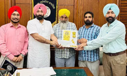 ਚੇਅਰਮੈਨ ਹਡਾਣਾ ਨੇ ਸਵਾਰੀ ਦਾ ਤਿੰਨ ਲੱਖ ਰੁਪਏ ਮੋੜਣ ਵਾਲੇ ਕਡੰਕਟਰ ਤੇ ਡਰਾਈਵਰ ਦਾ ਕੀਤਾ ਸਨਮਾਨ