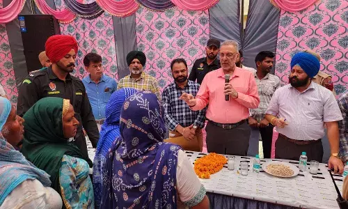 ਕੈਬਨਿਟ ਮੰਤਰੀ ਡਾ. ਬਲਬੀਰ ਸਿੰਘ ਅਧਿਕਾਰੀਆਂ ਨਾਲ ਪੁੱਜੇ ਪਿੰਡਾਂ ਚ, ਲੋਕਾਂ ਦੀਆਂ ਮੁਸ਼ਕਲਾਂ ਦਾ ਮੌਕੇ ਤੇ ਕੀਤਾ ਹੱਲ