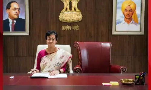 ਆਤਿਸ਼ੀ CM ਬਣ ਗਏ ਪਰ ਦੂਜੀ ਕੁਰਸੀ ਤੇ ਬੈਠੇ, ਕੇਜਰੀਵਾਲ ਦੀ ਸੀਟ ਖਾਲੀ ਰਹੀ