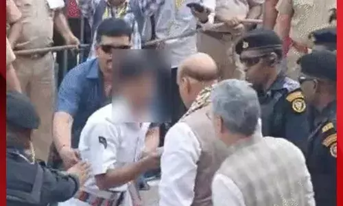 ਕੇਂਦਰੀ ਰੱਖਿਆ ਮੰਤਰੀ ਰਾਜਨਾਥ ਸਿੰਘ ਦੀ ਸੁਰੱਖਿਆ ਚ ਵੱਡੀ ਲਾਪਰਵਾਹੀ