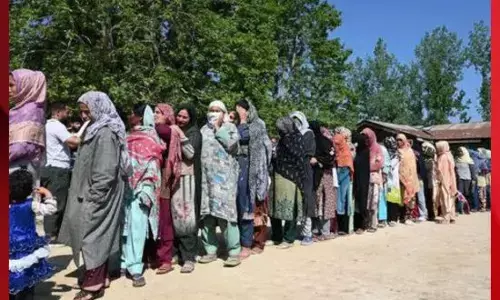 ਜੰਮੂ ਕਸ਼ਮੀਰ ਫੇਜ਼ 2 ਦੀ ਵੋਟਿੰਗ ਸ਼ੁਰੂ, ਬੂਥਾਂ ਦੇ ਬਾਹਰ ਲੱਗੀਆਂ ਲੰਬੀਆਂ ਲਾਈਨਾਂ
