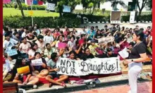 ਪੰਜਾਬ ਲਾਅ ਯੂਨੀਵਰਸਿਟੀ ਵਿਵਾਦ : ਵਿਦਿਆਰਥਣਾਂ ਆਪਣੀ ਮੰਗ ਤੇ ਅੜੀਆਂ