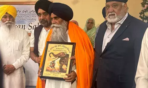 ਸਰੀ ਕਨੇਡਾ ਵਿਖੇ ਮਹਾਨ ਵਿਦਵਾਨ ਕਥਾ ਵਾਚਕ ਭਾਈ ਪਿੰਦਰਪਾਲ ਸਿੰਘ ਜੀ ਦਾ ਸਨਮਾਨ ਕੀਤਾ