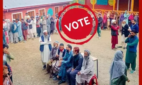 ਜੰਮੂ-ਕਸ਼ਮੀਰ : ਪੋਲਿੰਗ ਬੂਥਾਂ ਦੇ ਬਾਹਰ ਲੰਬੀਆਂ ਕਤਾਰਾਂ, 40 ਸੀਟਾਂ ਤੇ ਚੋਣ ਜੰਗ
