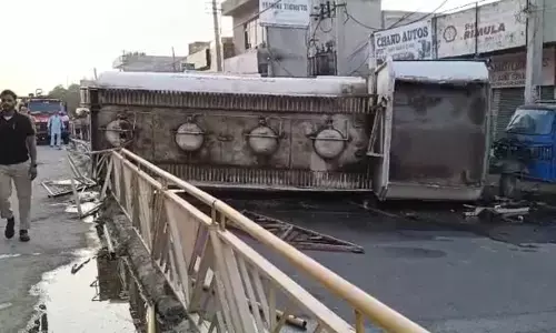 ਅੰਮ੍ਰਿਤਸਰ ’ਚ ਪਲਟ ਗਿਆ ਤੇਲ ਦਾ ਟੈਂਕਰ, ਸੜਕ ’ਤੇ ਵਗੀਆਂ ਪੈਟਰੌਲ ਦੀਆਂ ਨਦੀਆਂ