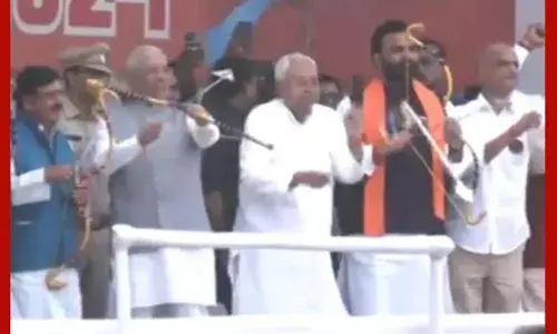 ਦੁਸ਼ਹਿਰੇ ਮੌਕੇ CM ਨਿਤੀਸ਼ ਦੇ ਹੱਥੋਂ ਕਮਾਨ ਅਤੇ ਤੀਰ ਦੋਵੇਂ ਨਿਕਲ ਕੇ ਹੇਠਾਂ ਡਿੱਗੇ, ਵੇਖੋ ਵਾਇਰਲ ਵੀਡੀਓ