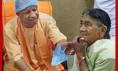 CM ਯੋਗੀ ਨੇ ਦੇਹਰਾਦੂਨ ਪਹੁੰਚ ਕੇ ਹਸਪਤਾਲ ਚ ਮਾਂ ਨਾਲ ਕੀਤੀ ਮੁਲਾਕਾਤ