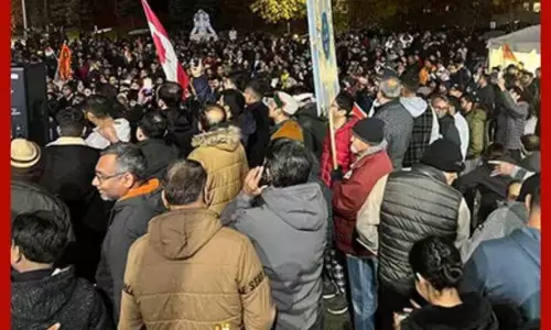 ਕੈਨੇਡਾ ਚ ਹਿੰਦੂਆਂ ਨੇ ਬਰੈਂਪਟਨ ਮੰਦਰ ਤੇ ਹਮਲੇ ਵਿਰੁਧ ਮੁਜ਼ਾਹਰਾ ਕੀਤਾ ਕੈਨੇਡਾ ਚ ਹਿੰਦੂਆਂ ਨੇ ਬਰੈਂਪਟਨ ਮੰਦਰ ਤੇ ਹਮਲੇ ਵਿਰੁਧ ਮੁਜ਼ਾਹਰਾ ਕੀਤਾ