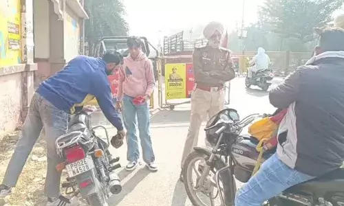 ਅੰਮ੍ਰਿਤਸਰ ਏਅਰਪੋਰਟ ਰੋਡ ’ਤੇ ਪੁਲਿਸ ਵੱਲੋਂ ਚੈਕਿੰਗ ਲਈ ਨਾਕਾਬੰਦੀ