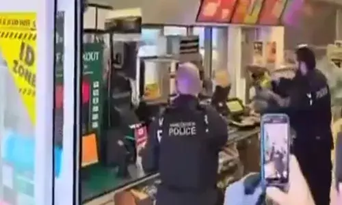 ਵੈਨਕੂਵਰ ਵਿਖੇ ਛੁਰੇਬਾਜ਼ੀ ਕਰਨ ਵਾਲਾ ਪੁਲਿਸ ਗੋਲੀ ਨਾਲ ਹਲਾਕ