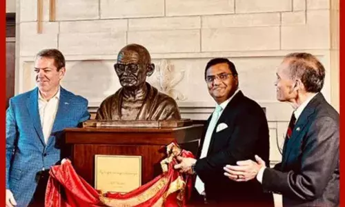 ﻿ਨੇਬਰਾਸਕਾ ਦੀ ਰਾਜਧਾਨੀ ਚ ਗਵਰਨਰ ਦੇ ਦਫਤਰ ਵਿਚ ਮਹਾਤਮਾ ਗਾਂਧੀ ਦੀ ਮੂਰਤੀ ਸਥਾਪਿਤ