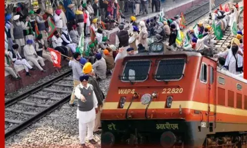 ਪੰਜਾਬ ਚ ਅੱਜ ਰੇਲਾਂ ਰੋਕਣਗੇ ਕਿਸਾਨ : SKM ਦੀ ਹੰਗਾਮੀ ਮੀਟਿੰਗ ਵੀ