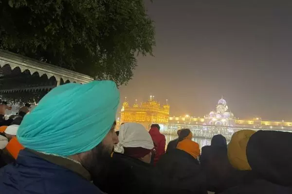 ਨਵੇਂ ਸਾਲ ਤੇ ਸੰਗਤ ਨੇ ਸ੍ਰੀ ਹਰਿਮੰਦਰ ਸਾਹਿਬ ਦੇ ਸਰੋਵਰ ਚ ਲਗਾਈ ਆਸਥਾ ਦੀ ਡੁਬਕੀ