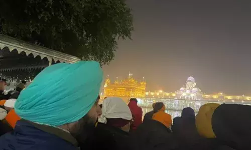 ਨਵੇਂ ਸਾਲ ਤੇ ਸੰਗਤ ਨੇ ਸ੍ਰੀ ਹਰਿਮੰਦਰ ਸਾਹਿਬ ਦੇ ਸਰੋਵਰ ਚ ਲਗਾਈ ਆਸਥਾ ਦੀ ਡੁਬਕੀ