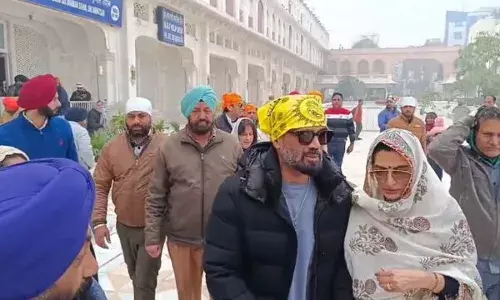 ਸ੍ਰੀ ਦਰਬਾਰ ਸਾਹਿਬ ਵਿਖੇ ਨਤਮਸਤਕ ਹੋਏ ਬਾਲੀਵੁੱਡ ਅਦਾਕਾਰ ਸੁਨੀਲ ਸ਼ੈੱਟੀ