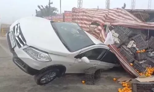 ਧੁੰਦ ਕਾਰਨ ਕਾਰ ਤੇ ਪਲਟਿਆ ਕਿੰਨੂਆਂ ਨਾਲ ਭਰਿਆ ਟਰੱਕ