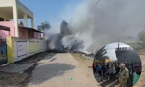 ਸਰਕਾਰੀ ਸਕੂਲ ਕੋਲ ਲੱਗੀ ਅੱਗ, ਬੱਚਿਆਂ ਨੂੰ ਸਕੂਲ ’ਚੋਂ ਕੱਢਿਆ